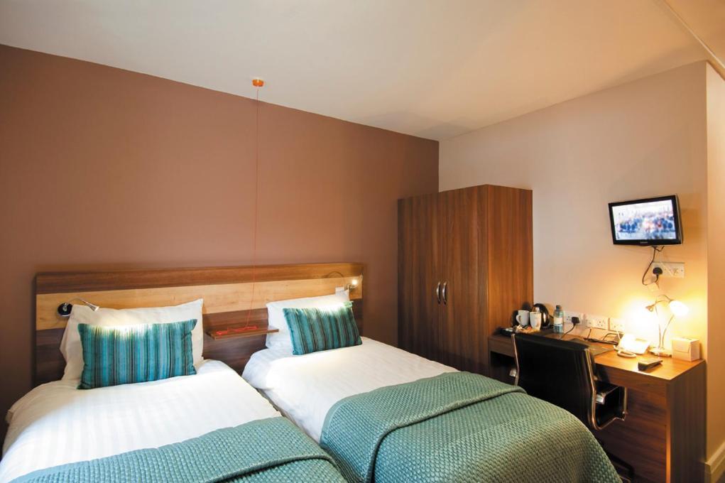 The Cedars Hotel Wokingham Room photo