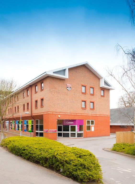 The Cedars Hotel Wokingham Exterior photo